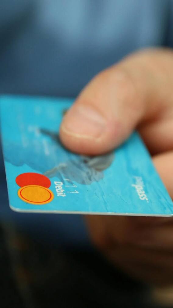 క్రెడిట్ కార్డు బిల్ టైమ్‌కు చెల్లించకపోతే ఏమవుతుంది?