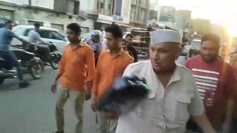 Congress leader Ranjit Singh Rawat protested against smart meter in Ramnagar ann रामनगर में कांग्रेस नेता रणजीत सिंह रावत ने स्मार्ट मीटर का किया विरोध, मीटर सड़क पर फेंके