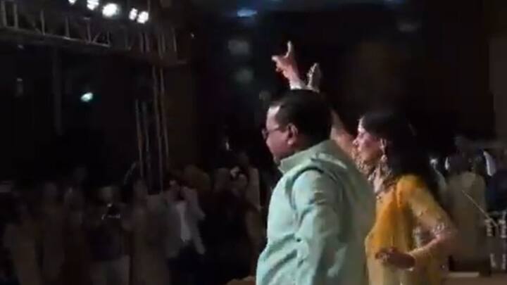 गुरुवार (17 अप्रैल) को सगाई और अन्य रस्म हुए थे. बेटी की सगाई में अरविंद केजरीवाल और उनकी पत्नी सुनीता केजरीवाल गाने पर थिरकते नजर आए.