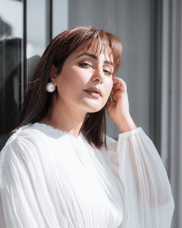 बता दें कि हिना खान आखिरी बार ‘गृह लक्ष्मी’ में नजर आई थी. इसके अलावा उन्हें बॉम्बे फैशन वीक में रैंप वॉक करते हुए भी देखा गया था.