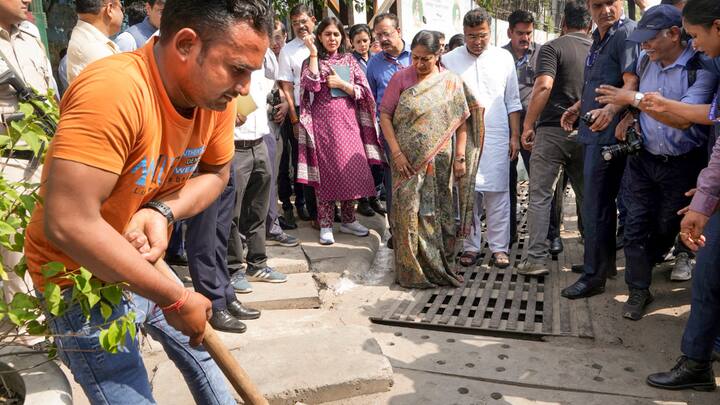 After the inspection was finished, the chief minister met with representatives from a number of departments, including PWD and power, to discuss projects pertaining to road dark spots and traffic congestion. (Image Source: PTI)