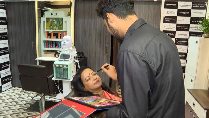 পাত্রী রিঙ্কু দঃ কলকাতা বিজেপির মহিলা মোর্চার নেত্রী । ২০১৩ থেকে বিজেপির কর্মী। দিলীপ ঘোষের সঙ্গে আলাপ অনেক পরে। কিন্তু বহুদিন থেকেই যে দিলীপকে তাঁর মনে ধরেছিল, তা বলেছেন নিজেই।