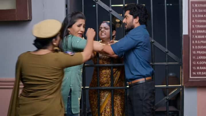 దీంతో దీప జైలు లోపలి నుంచే జ్యోత్స్న పట్టుకుంటుంది. కార్తీక్, కానిస్టేబుల్ విడిపించడానికి ట్రై చేస్తారు. (Image Credit: jio+ Hotstar)