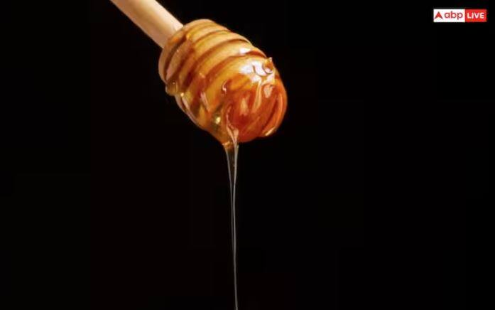 ਸ਼ਹਿਦ ਵਿੱਚ ਐਂਟੀਬੈਕਟੀਰੀਅਲ ਤੇ ਚਮੜੀ ਨੂੰ ਚੰਗਾ ਕਰਨ ਵਾਲੇ ਗੁਣ ਹੁੰਦੇ ਹਨ। ਇਹ ਦਾਗ-ਧੱਬਿਆਂ ਨੂੰ ਹਲਕਾ ਕਰਨ ਤੇ ਚਮੜੀ ਨੂੰ ਨਰਮ ਕਰਨ ਵਿੱਚ ਪ੍ਰਭਾਵਸ਼ਾਲੀ ਹੈ। ਇਸ ਨਾਲ ਦਾਗ-ਧੱਬੇ ਦੂਰ ਹੋ ਸਕਦੇ ਹਨ।