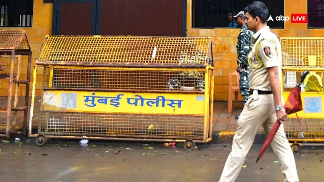 मुंबई पुलिस ने 8762 बंदूकों को काटकर कबाड़ में बेचा, सरकार के 100 दिनों के पूरे होने पर की पहल Mumbai Police destroyed weapons sold as scrap as Mahayuti Government completes 110 days ANN मुंबई पुलिस ने 8762 बंदूकों को काटकर कबाड़ में बेचा, सरकार के 100 दिनों के पूरे होने पर की पहल