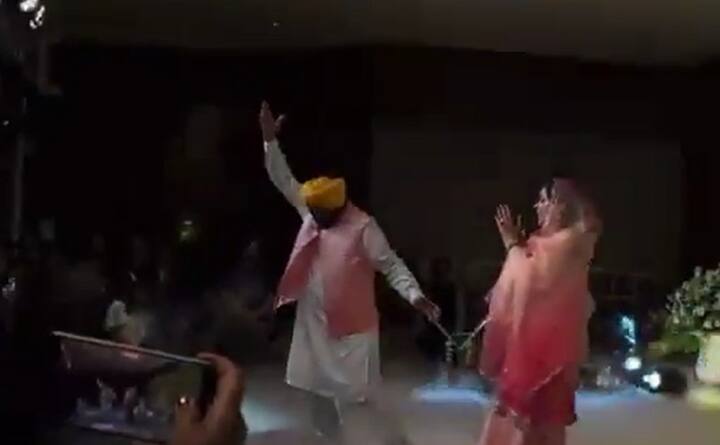 17 अप्रैल को हुए कार्यक्रम में बेहद कम मेहमान शामिल हुए थे. पंजाब के सीएम भगंवत मान ने इसमें शिरकत की. वो भी थिरकते दिखे.