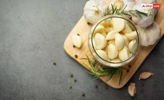 ਲਸਣ ਵਿੱਚ ਕੁਦਰਤੀ ਐਂਟੀਸੈਪਟਿਕ ਗੁਣ ਹੁੰਦੇ ਹਨ, ਜੋ ਖੁਜਲੀ ਅਤੇ ਲਾਲੀ ਨੂੰ ਘਟਾ ਸਕਦੇ ਹਨ।