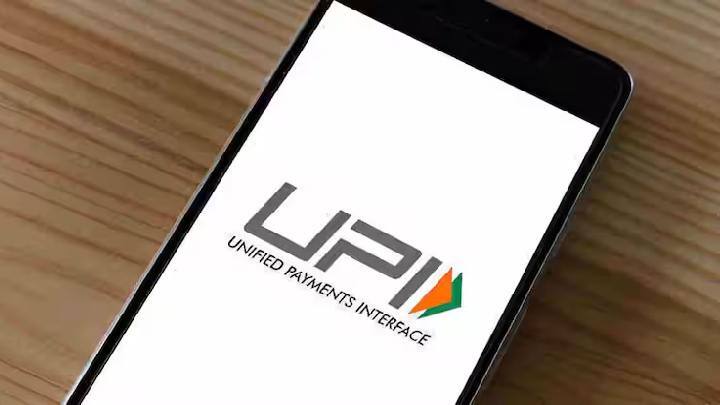 30 डिसेंबर 2019 पासून Person‑to‑Merchant (P2M) व्यवहारांवरील मर्चंट डिस्काउंट रेट (MDR) रद्द आहे; त्यामुळे UPI व्यवहारांवर सध्या GST लागूच नाही. डिजिटल पेमेंट्सला केंद्र सरकारकडून पाठबळ देण्यात येत असल्याचं स्पष्टीकरण देण्यात आलं आहे.