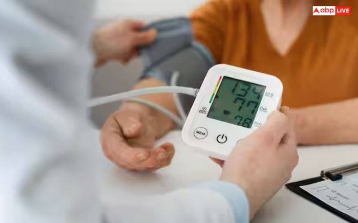 ਇਲਾਇਚੀ ਵਿੱਚ ਪੋਟਾਸ਼ੀਅਮ, ਮੈਗਨੀਸ਼ੀਅਮ ਅਤੇ ਫਾਈਬਰ ਹੁੰਦੇ ਹਨ, ਜੋ ਬਲੱਡ ਪ੍ਰੈਸ਼ਰ ਨੂੰ ਕੰਟਰੋਲ ਕਰਨ ਵਿੱਚ ਮਦਦਗਾਰ ਸਾਬਤ ਹੋ ਸਕਦੇ ਹਨ।