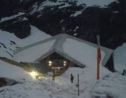 ਇਸ ਤੋਂ ਪਹਿਲਾਂ ਭਾਰਤੀ ਫੌਜ ਦੇ ਜਵਾਨਾਂ ਦੇ ਇੱਕ ਦਲ ਨੇ ਇਸ ਇਲਾਕੇ ਦਾ ਸਰਵੇਖਣ ਕੀਤਾ ਹੈ ਤਾਂ ਜੋ ਉਸ ਦੇ ਮੁਤਾਬਕ ਬਰਫ ਹਟਾਉਣ ਤੇ ਰਸਤੇ ਬਣਾਉਣ ਦਾ ਕੰਮ ਸ਼ੁਰੂ ਕੀਤਾ ਜਾ ਸਕੇ। ਗੁਰਦੁਆਰਾ ਸ੍ਰੀ ਹੇਮਕੁੰਟ ਸਾਹਿਬ ਤੱਕ ਦੇ ਮਾਰਗ ਦੀ ਰੇਕੀ ਕਰਕੇ ਆਈ ਟੀਮ ਮੁਤਾਬਕ ਇਸ ਵੇਲੇ ਅਟਲਾਕੋਟੀ ਗਲੇਸ਼ੀਅਰ ਪੂਰੀ ਤਰ੍ਹਾਂ ਬਰਫ ਨਾਲ ਢੱਕਿਆ ਹੋਇਆ ਹੈ ਤੇ ਇਸ ਉੱਪਰ ਕਰੀਬ 30 ਫੁੱਟ ਤੱਕ ਬਰਫ ਜੰਮੀ ਹੋਈ ਹੈ।