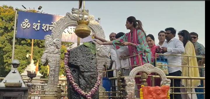 शिल्पा शनी देवाचे दर्शन घेण्यासाठी चौथऱ्यावर गेलेली पाहायला मिळाली आहे.