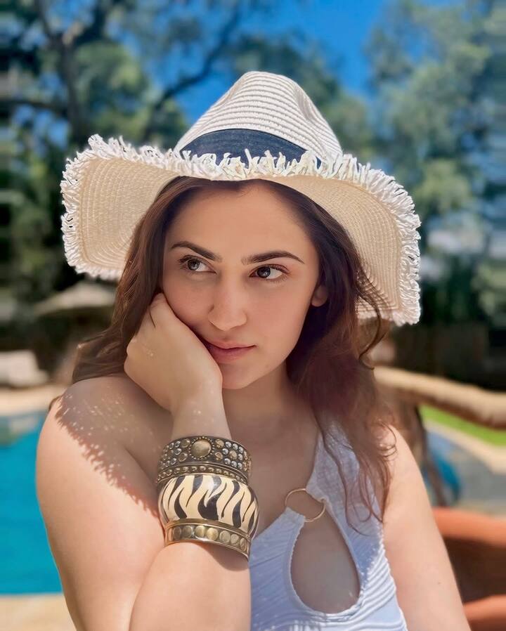 અભિનેત્રી શિવાલિકા ઓબેરોયે ફિલ્મ મેકર અભિષેક પાઠક સાથે લગ્ન કર્યા છે. શિવાલિકાને ફરવાનો ખુબ શોખ છે.