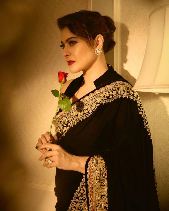 या सोबत तिने बन हेअरस्टाईल केली आहे.