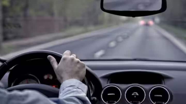 তাই জলের বোতল গাড়ির ভিতরে খোলা জায়গায় রাখা উচিত নয় গরমের দিনে। এটি সিটের নিচেও ভুল করে রাখবেন না।