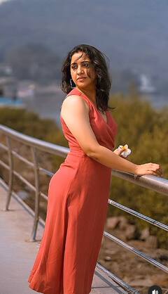 लाल इश्क! रेड ड्रेस अन् झिरो स्ट्रेस, आई कुठं काय करते फेम मधुराणीच्या मोहक अदा