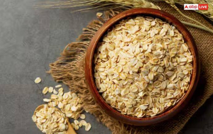 ਇਹ ਨੁਸਖਾ ਚਮੜੀ ਨੂੰ ਸ਼ਾਂਤ ਕਰਨ ਅਤੇ ਇਸਨੂੰ ਹਲਕਾ ਜਿਹਾ ਐਕਸਫੋਲੀਏਟ ਕਰਨ ਵਿੱਚ ਮਦਦ ਕਰਦਾ ਹੈ। 1 ਚਮਚ ਓਟਸ ਅਤੇ 1 ਚਮਚ ਦਹੀਂ ਮਿਲਾ ਕੇ ਪੇਸਟ ਬਣਾਓ ਅਤੇ ਫਿਰ ਇਸਨੂੰ ਦਾਗਾਂ 'ਤੇ ਲਗਾਓ।