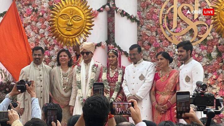 Arvind Kejriwal Daughter Marriage: अरविंद केजरीवाल की बेटी हर्षिता केजरीवाल अपने कॉलेज के साथी रहे संभव जैन के साथ शादी के बंधन में बंधी हैं.