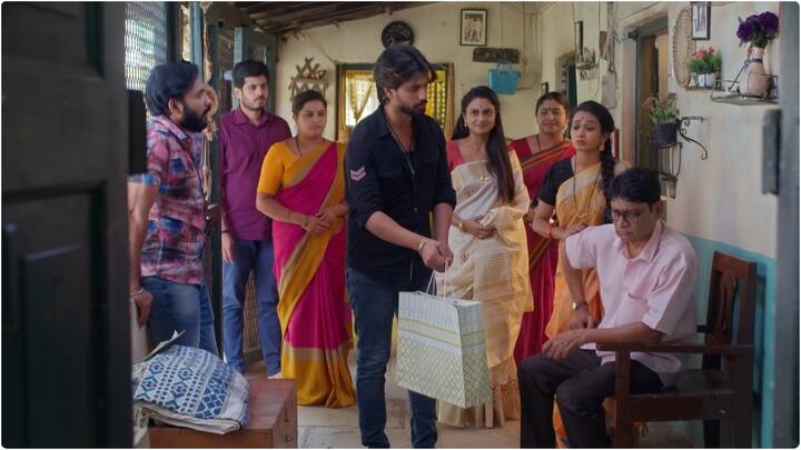 Nuvvunte Naa Jathaga Today Episode : తల్లిదండ్రులకు దేవా సంతోషంగా బట్టలు కొని తెస్తాడు. శారద తీసుకోగా.. సత్యమూర్తి విసిరేయడంతో ఇవాళ్టి ఎపిసోడ్ ఆసక్తిగా సాగింది.