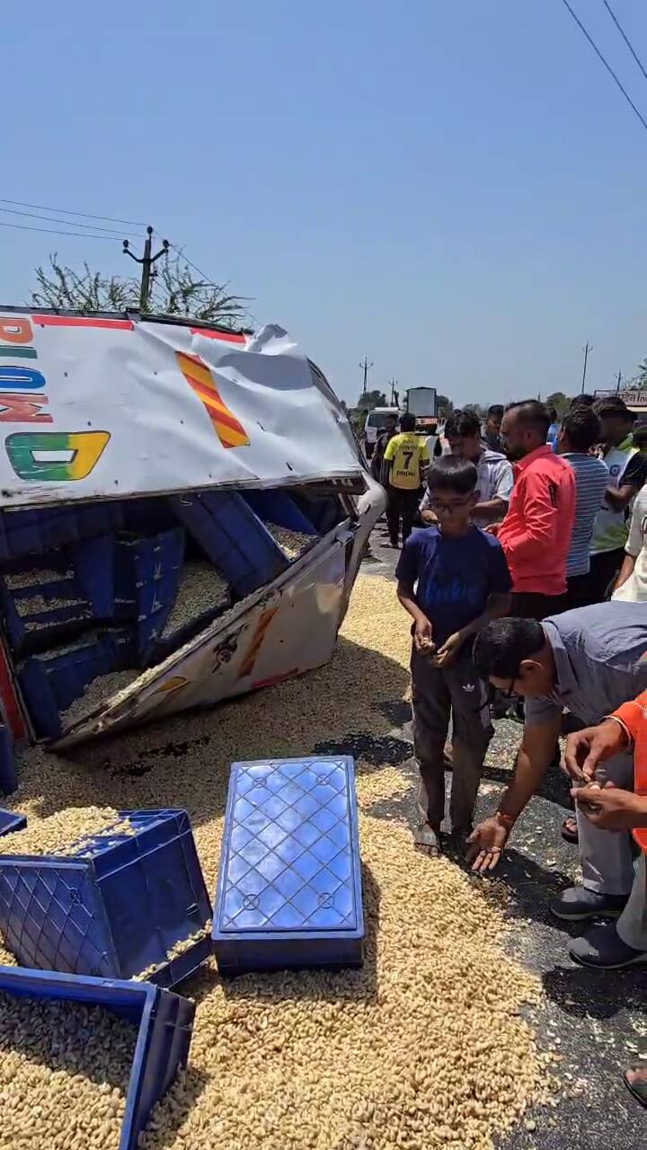 પ્રાથમિક માહિતી મુજબ, માંડવી નજીક નોગામા ગામ પાસેથી પસાર થઈ રહેલા કાજુ ભરેલા એક ટેમ્પોનું અચાનક ટાયર ફાટ્યું હતું.