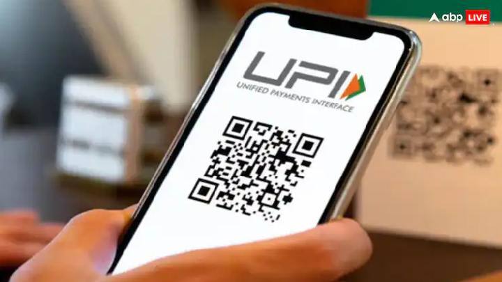 यूपीआयद्वारे केल्या जाणाऱ्या 2000 रुपयांवरच्या व्यवहारांवर जीएसटी लावण्याच्या अफवा संदर्भात केंद्रीय अर्थ मंत्रालयाकडून खंडन करण्यात आलं आहे. यासंदर्भातील अधिकृत परिपत्रक जारी करण्यात आलं आहे.