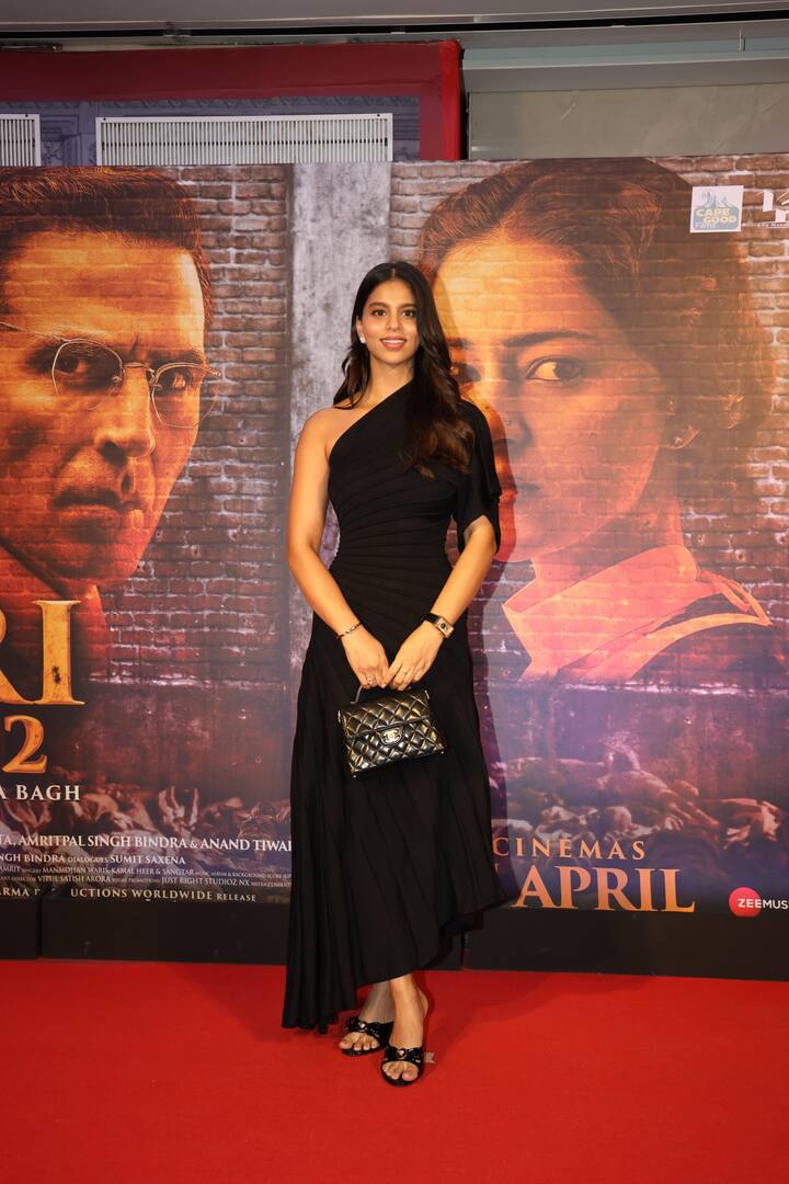 Suhana completed her look with Glossy makeup, open curly hair and her million dollar smile.