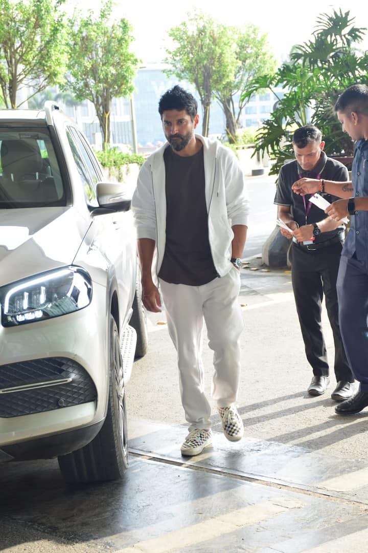 शिबानी काफी कूल लग रही थीं. वहीं फरहान की बात करें तो उन्होंने व्हाइट पैंट के साथ टी-शर्ट और व्हाइट कलर की ही शर्ट कैरी की थी. एयरपोर्ट पर फरहान पत्नी का हाथ थामे नजर आए.