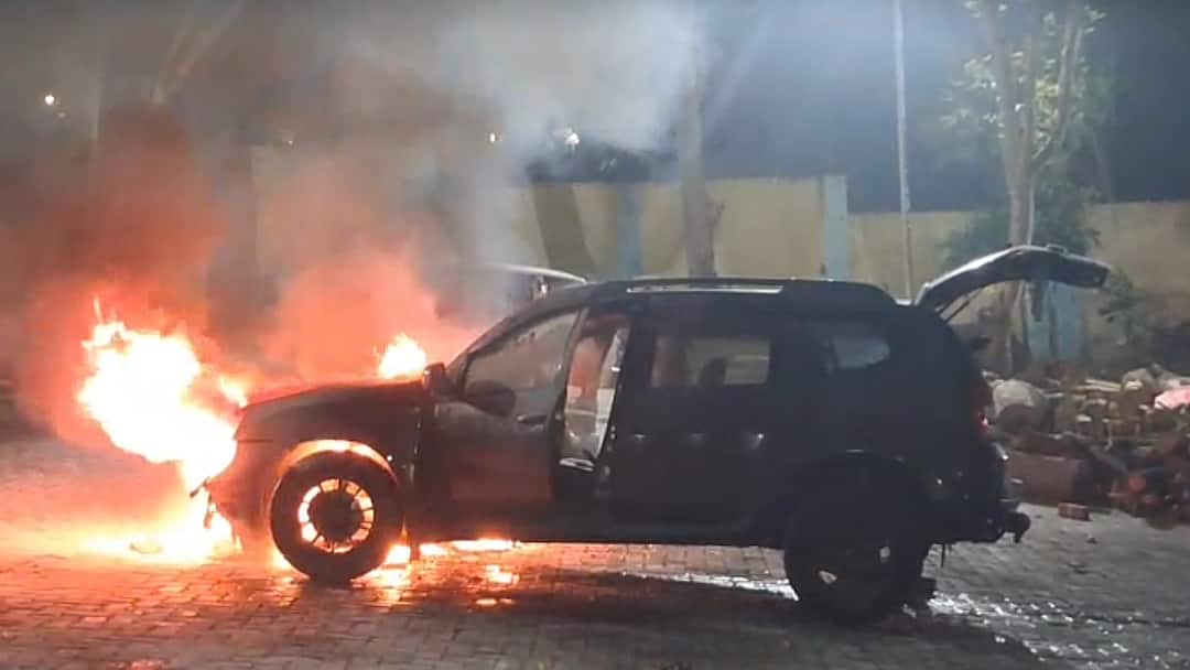 Car Catches Fire in Tirumala Parking and TTD CHAIRMAN SURPRISE INSPECTION Tirumala: తిరుమలలో పార్కింగ్ వద్ద అగ్నిప్రమాదం ..భయంతో పరుగులు తీసిన భక్తులు!