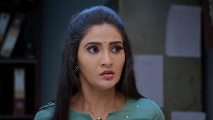 జ్యోత్స్న జైలుకి వెళ్లి దీపను కావాలని రెచ్చగొడుతుంది. నా తండ్రికి ఏదైనా అయితే నిన్ను వదిలేదని అంటుంది జ్యోత్స్న. (Image Credit: jio+ Hotstar)