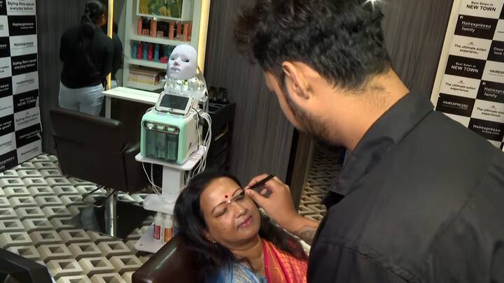 গোধূলি লগ্নে বিয়ে।  আইনি বিয়ের সঙ্গে সঙ্গে হবে কিছু বৈদিক আচারও। তাই একটু রূপটান দিচ্ছেন হবু দিলীপ-ঘরনী।