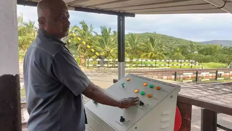Electric level crossing system in Trichy ரொம்ப நேரமா வெயிட் பண்றீங்களா..? இனிமே சலிச்சுக்க வேண்டாம்.. சீக்கிரம் போயிடலாம்..!