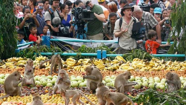इस पार्टी में सजावट भी होती है और खाने के लिए फल, आइसक्रीम, कोल्ड ड्रिंक तक सबकुछ शामिल होता है.