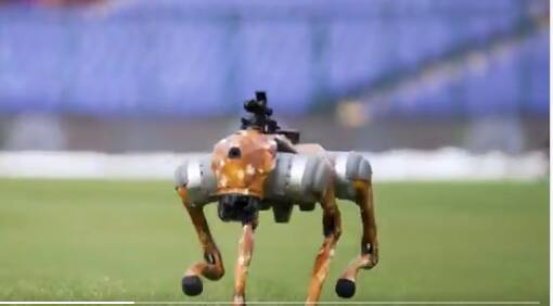 इस रोबोट डॉग का कैमरा महेंद्र सिंह धोनी के पास जाते समय भी ध्यान आकर्षित करता है और धोनी ने इसे मजाक में नीचे लिटा दिया.