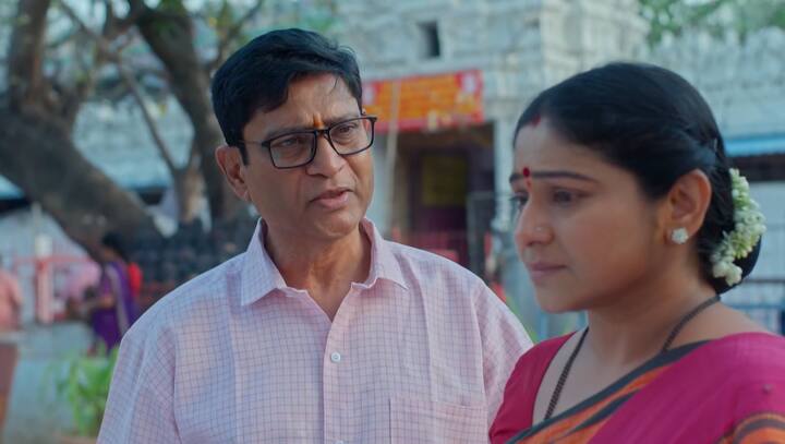 మాకు ఆ ఆశలేదని.. సత్యమూర్తి చెప్తాడు. చూశావా కోడలిగా నువ్వు మిధున పేరు చెప్తే ఏమైందో.. ఆమెను ఇంక మన అమ్మాయి కాదనుకో.. ఎప్పటికైనా అక్కడికి వెళ్లాల్సిందేనని చెప్తాడు.(Image Source : Jiohotstar)