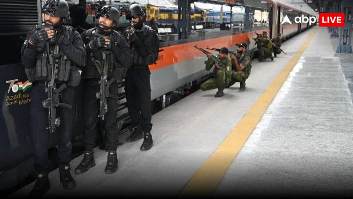 जम्मू के कटरा रेलवे स्टेशन पर वंदे भारत ट्रेन पर NSG कमांडो ने एक विशेष ट्रेन इंटरवेंशन ड्रिल किया. जम्मू-कश्मीर पुलिस और RPF ने मिलकर प्रैक्टिस की.