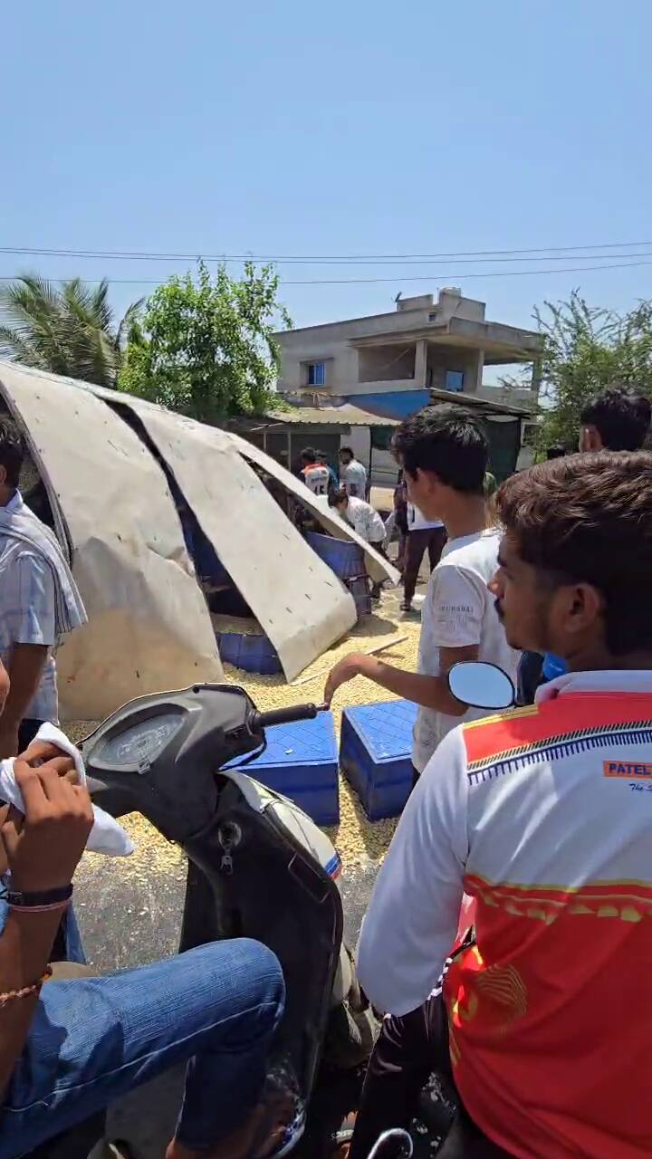 ટાયર ફાટવાને કારણે ટેમ્પો ચાલકે વાહન પરનો કાબૂ ગુમાવ્યો અને ટેમ્પો રોડ પર પલટી મારી ગયો હતો.