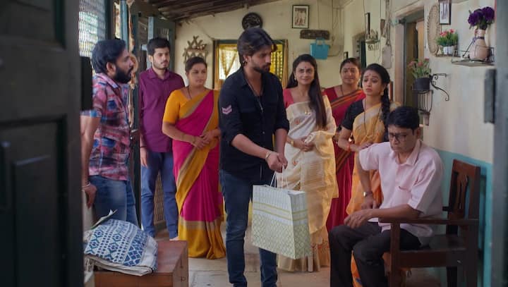 దేవా సంతోషంగా పేరెంట్స్కి బట్టలు కొని ఇస్తాడు. సత్యమూర్తి కనీసం దేవా మాట వినకుండా వాటిని పడేస్తాడు. (Image Source : Jiohotstar)