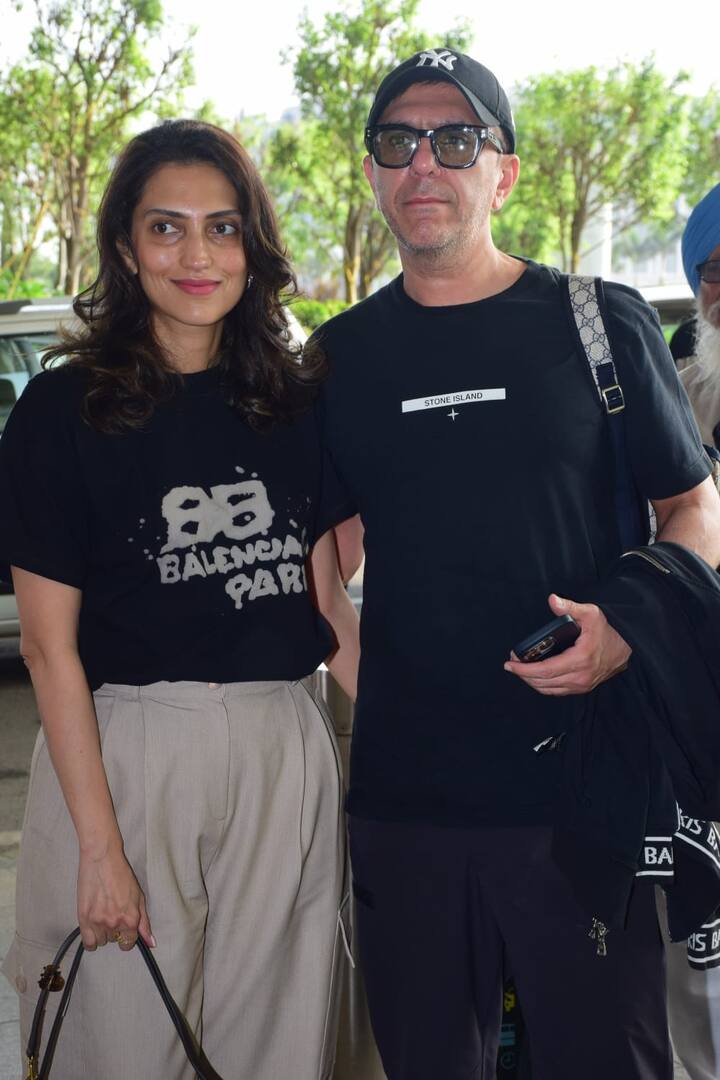 प्रोड्यूसर रितेश सिद्धवानी भी अपनी पत्नी के साथ एयरपोर्ट पर स्पॉट हुए. दोनों ने पैपराजी के लिए पोज भी दिए.