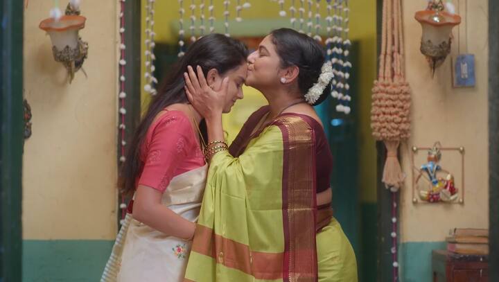 శారదని చూసి సూపర్ అంటూ మిధున సైగ చేస్తుంది. కోడలికి ముద్దు పెట్టి థ్యాంక్స్ చెప్పడంతో ఇవాళ్టి ఎపిసోడ్ ముగిసింది. (Image Source : Jiohotstar)