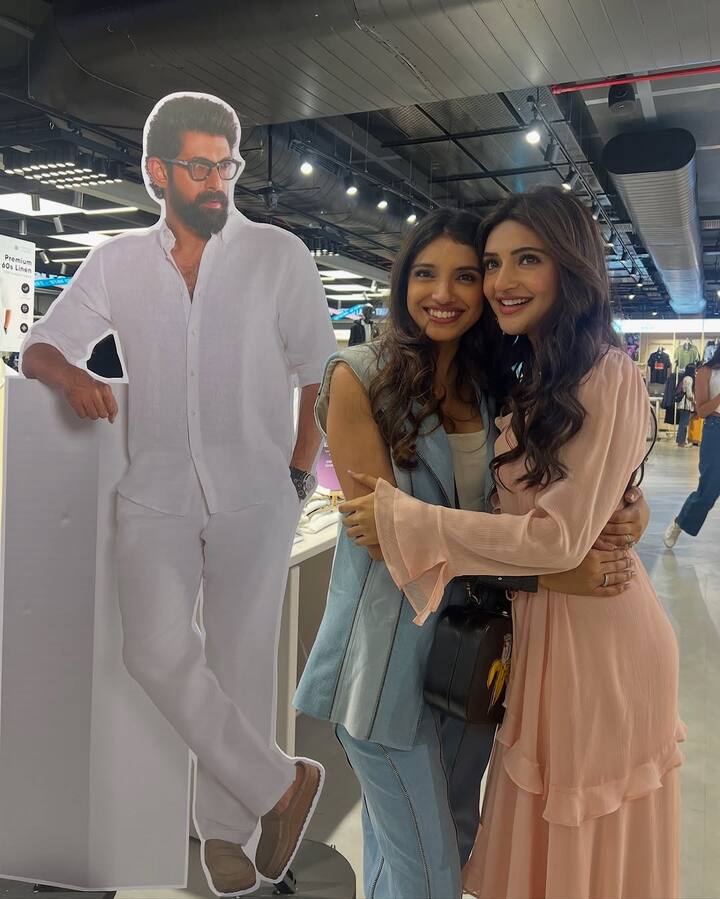 ఈ పిక్ చూడండి..ఇద్దరూ నిజంగానే ఒకేలా ఉన్నారు..మహికా శ్రీలీలను హగ్ చేసుకుని దిగిన పిక్స్ పోస్ట్ చేయగా అవిప్పుడు వైరల్ అవుతున్నాయ్