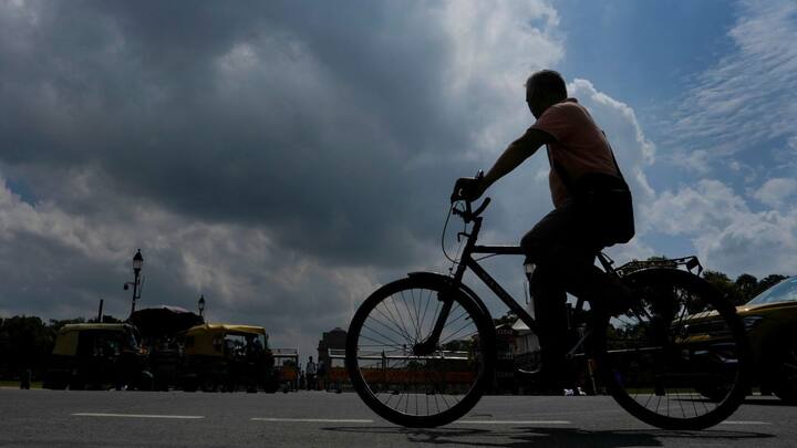 ৭০ থেকে ১১০ মিলিমিটার বৃষ্টি হতে পারে এই তিন জেলার কিছু অংশে। বজ্রবিদ্যুৎ সহ হালকা থেকে মাঝারি বৃষ্টি দু এক পশলা কলকাতা সহ দক্ষিণবঙ্গের সব জেলাতেই।