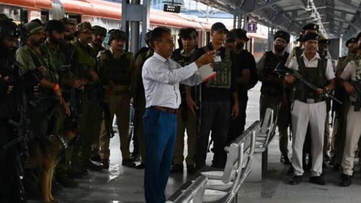 ट्रेन इंटरवेंशन ड्रिल का उद्देश्य संवेदनशील या आतंकवादी हमले की स्थिति में त्वरित कार्रवाई की योजना बनाना होता है. अभ्यास की मदद से कमांडोज और स्थानीय सुरक्षा एजेंसियों के बीच तालमेल को मजबूत बनाने की कोशिश की जाती है.