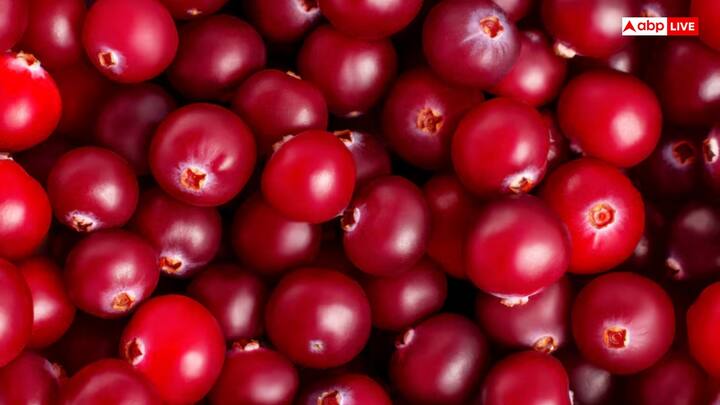 क्रैनबेरी का जूस - क्रैनबेरी जूस को यूटीआई के लिए एक प्राकृतिक उपाय माना जाता है. इसमें प्रोएंथोसाइनिडिन्स नामक यौगिक होते हैं, जो बैक्टीरिया को ब्लैडर की दीवार से चिपकने से रोकते हैं. इससे संक्रमण जल्दी ठीक हो सकता है.