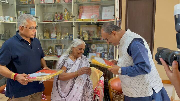 বিয়ে নিয়ে দিলীপ ঘোষ মুখ না খুললেও, শুক্রবারই যে বিয়ে, তা স্বীকার করে নিয়েছেন রিঙ্কু মজুমদার। শোনা যাচ্ছে মূলত মায়ের ইচ্ছা এবং জোরাজুরিতেই বিয়েতে রাজি হন দিলীপ ঘোষ। লোকসভা নির্বাচনে ছেলের হারের পর, কাজের চাপ কমে যাওয়ায়, আর তাঁকে একা থাকতে দিতে রাজি ছিলেন না বৃদ্ধা মা পুষ্পলতা ঘোষ।