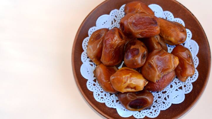 5. Recommended Time To Start Eating Dates: Research suggests that pregnant women should start consuming dates around 37th-38th week of pregnancy for labour preparation. However, more research needs to be done to confirm these effects. (Image Source: Canva)