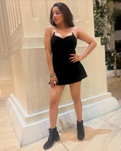 डीपनेक ब्लैक ड्रेस में Monalisa ने ढाया कहर, कातिलाना अदाओं पर लट्टू हुए फैंस