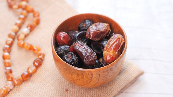 4. Easy To Include In Diet: Dates are very versatile as they can be added in your diet easily. They can be used as a substitute for sugar. They can be added in baked goods, smoothies, shakes, salads or they can be consumed by themselves also. The quantity should be kept in control as they are high in calories. (Image Source: Canva)