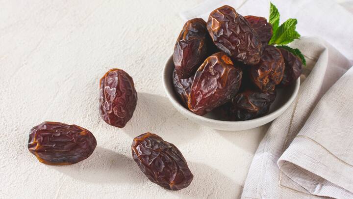 6. Consult Your Doctor If You Have Gestational Diabetes: Women with gestational diabetes or glucose intolerance should consult their healthcare provider regarding the number of dates to be consumed as dates are rich in sugar and can lead to blood glucose spike if not eaten in moderation. (Image Source: Canva)