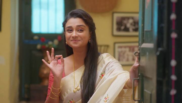 ఇప్పుడు మీ అమ్మ మీ దగ్గర తీసుకున్నారు. తర్వాత రోజుల్లో మీ నాన్న తీసుకుంటారు. మీరు ఇలాగే కష్టపడి ట్రై చేయండి అంటుంది. ఈలోపు శారద చీర కట్టుకుని వస్తుంది.(Image Source : Jiohotstar)