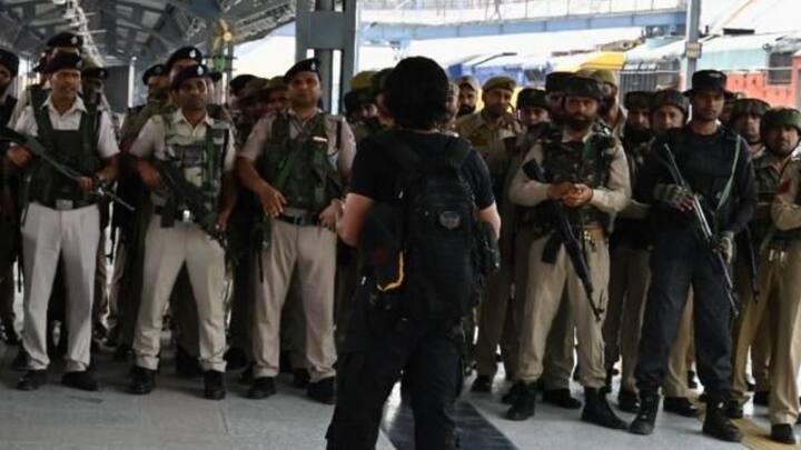 ट्रेन के भीतर बंधक, विस्फोटक या संदिग्ध गतिविधियों के मामले में ट्रेन इंटरवेंशन ऑपरेशन की मदद से तुरंत एक्शन लिया जाता है.