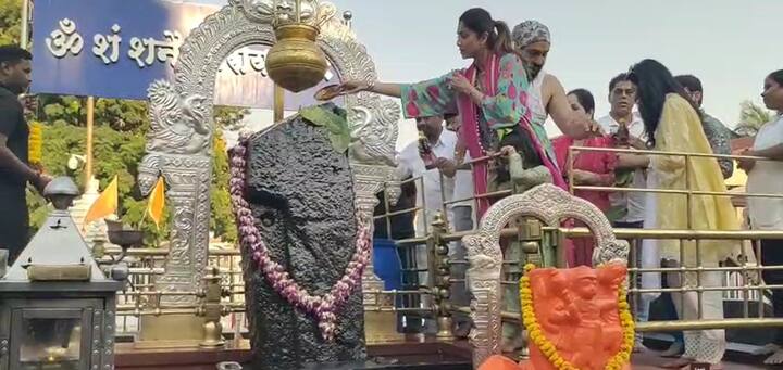 दरम्यान देवस्थानच्या वतीने शिल्पा शेट्टी आणि संपूर्ण कुटुंबियांचा सन्मान करण्यात आला.